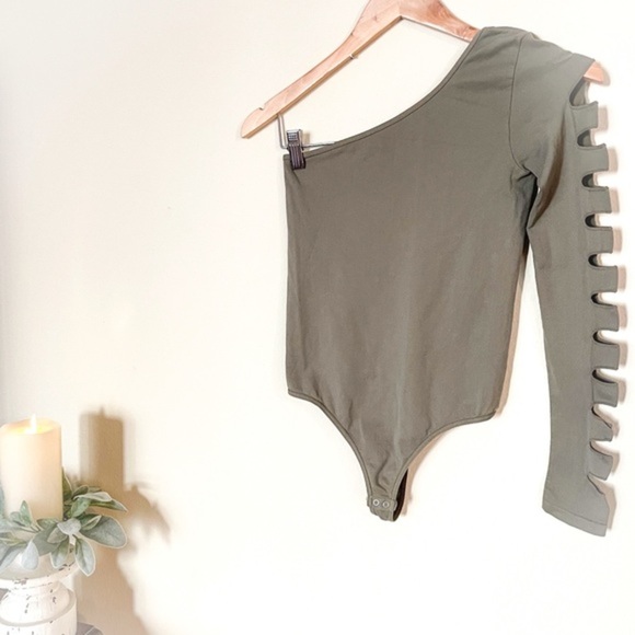 NWOT Bebe One Shoulder Army Bodysuit Top - Picture 2 of 5